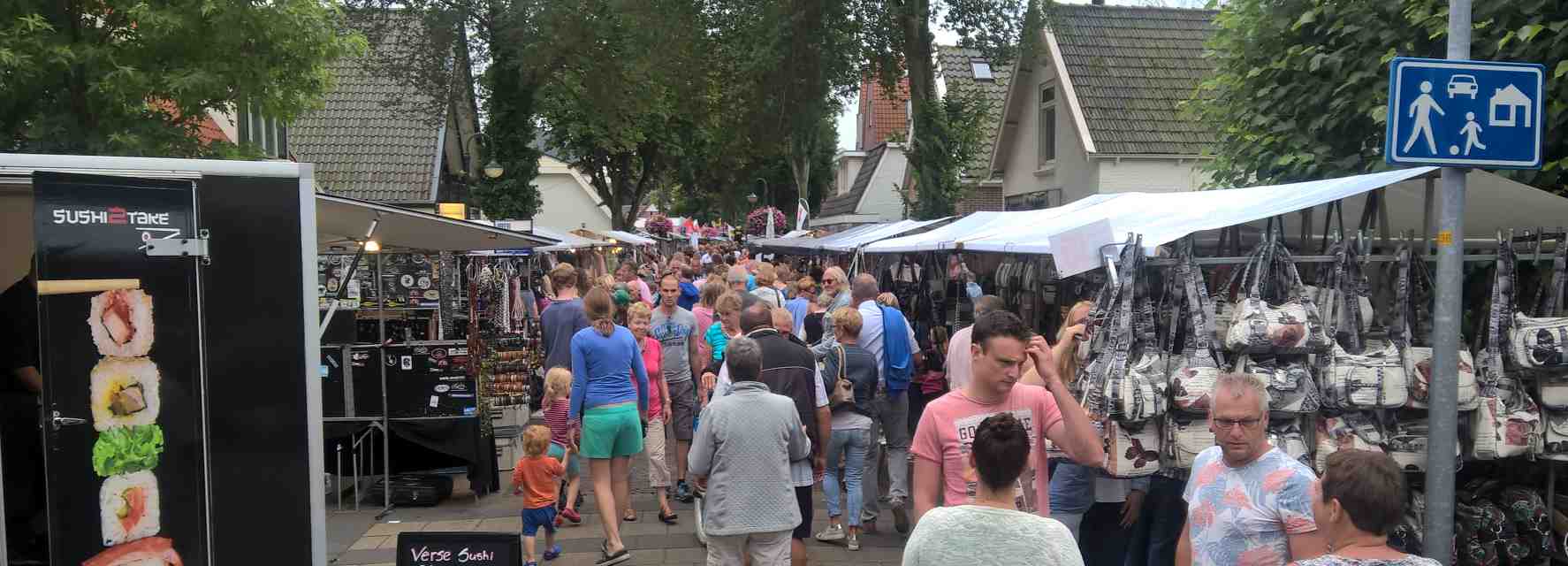 Winkelend publiek op de zomeravondmarkt in Schoorl